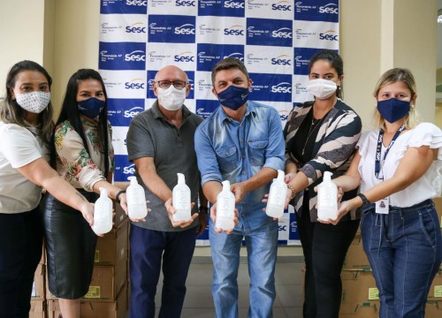 Doação de álcool em gel de O Boticário à Escola Sesc Amapá