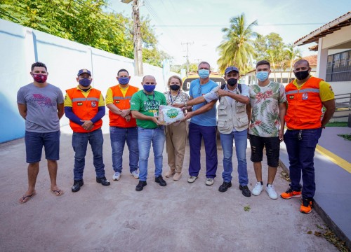 Entrega de cestas básicas ao Projeto Anjos da Guarda