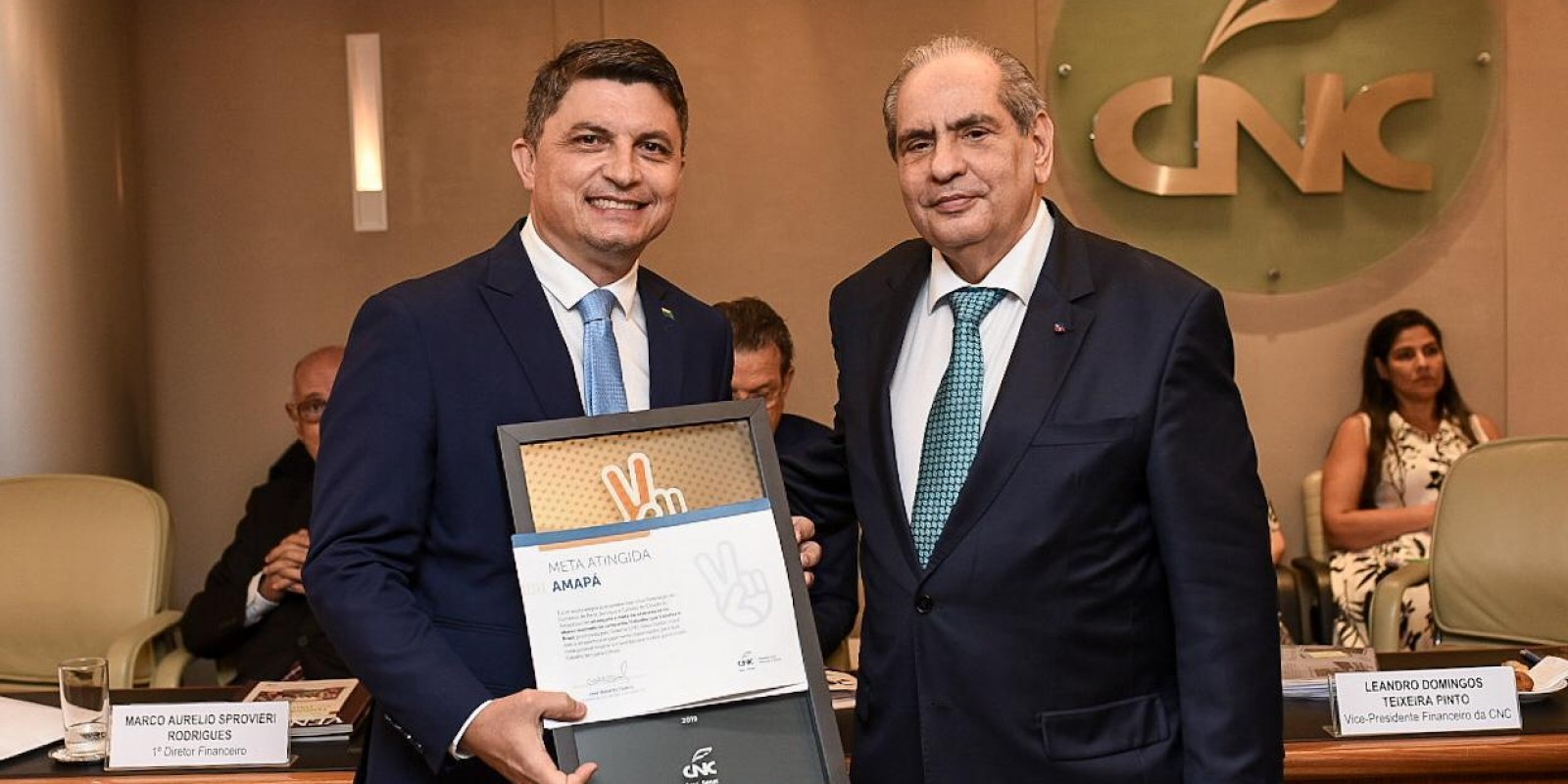 Presidente do Sistema Fecomércio Amapá, Eliezir Viterbino, recebe placa comemorativa