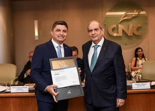 Presidente do Sistema Fecomércio Amapá, Eliezir Viterbino, recebe placa comemorativa