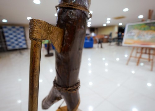 Exposição “Elementos da Amazônia” no Sesc Centro chama atenção para o garimpo ilegal, a grilagem de terras indígenas e o desmatamento 